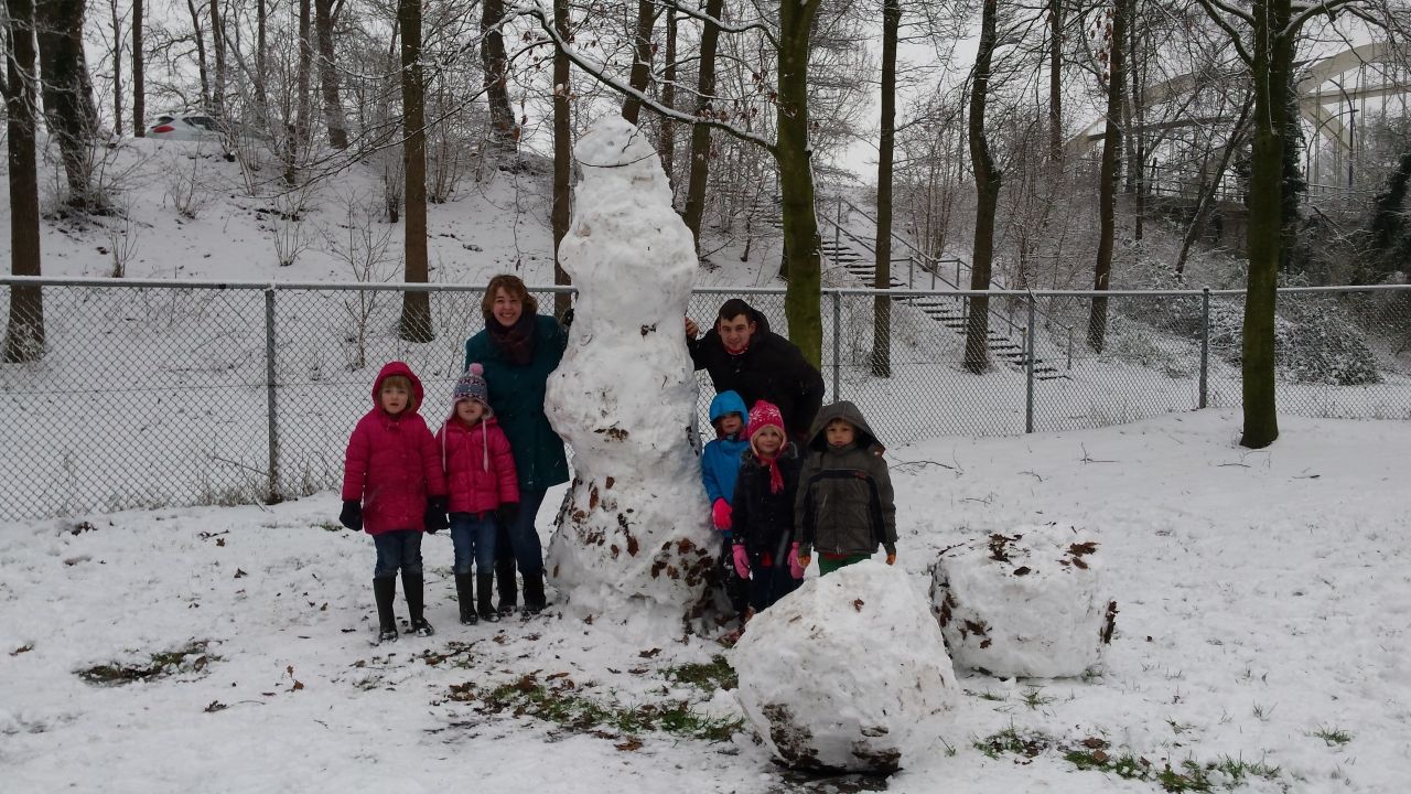 Groepsfoto bij de sneeuwpop