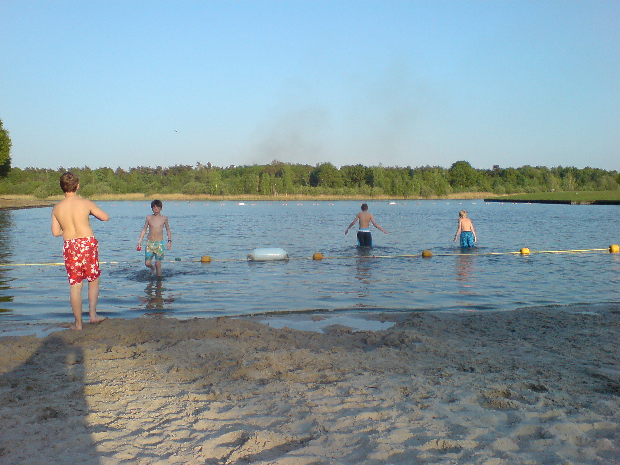 Verkenners in het Rutbeek. Verkenners in het Rutbeek.