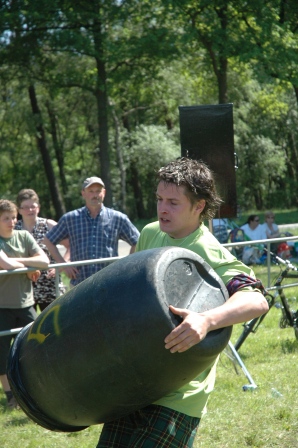 Mart in actie bij het Vaten tillen Mart in actie bij het Vaten tillen