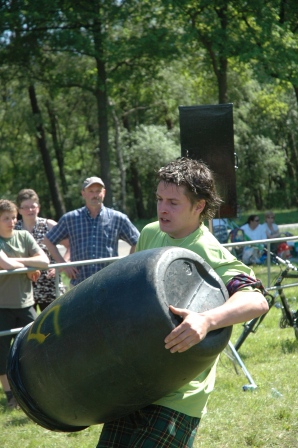 Mart in actie bij het Vaten tillen