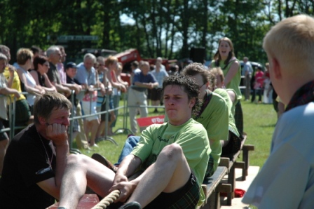 De Halfdikk'n bij de 300 kilo-poging bij het Gewicht-trekken De Halfdikk'n bij de 300 kilo-poging bij het Gewicht-trekken