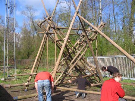 Reuzenrad pionieren, het rad wordt rechtop gezet.