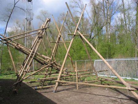 Reuzenrad pionieren, het rad wordt op de plek gekanteld.