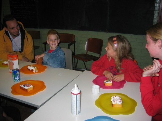 De bevers versieren de cake! De bevers versieren de cake!